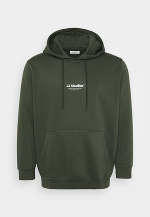 Dunkelgrüner Hoodie mit Kängurutasche, Kordelzugkapuze und weißem Logo "JJ Studios" auf der Brust. Weicher Stoff mit regulärer Passform.
