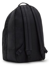 Mochila de tela negra con forma redondeada, correas de hombro acolchadas, asa superior y detalles de cremallera visibles en el lateral.