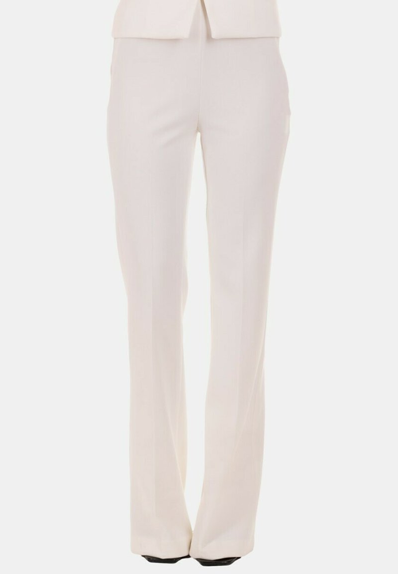 Pantaloni bianchi su misura con taglio dritto, caratterizzati da una texture liscia e sottili linee verticali per un tocco di dettaglio in più.
