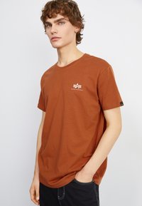 Alpha Industries - T-shirt print - hazel brown Miniatuurafbeelding 1