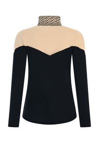 Langærmet top med en sort nederste sektion, en beige øverste sektion og en mønstret krave med et sort og beige design.