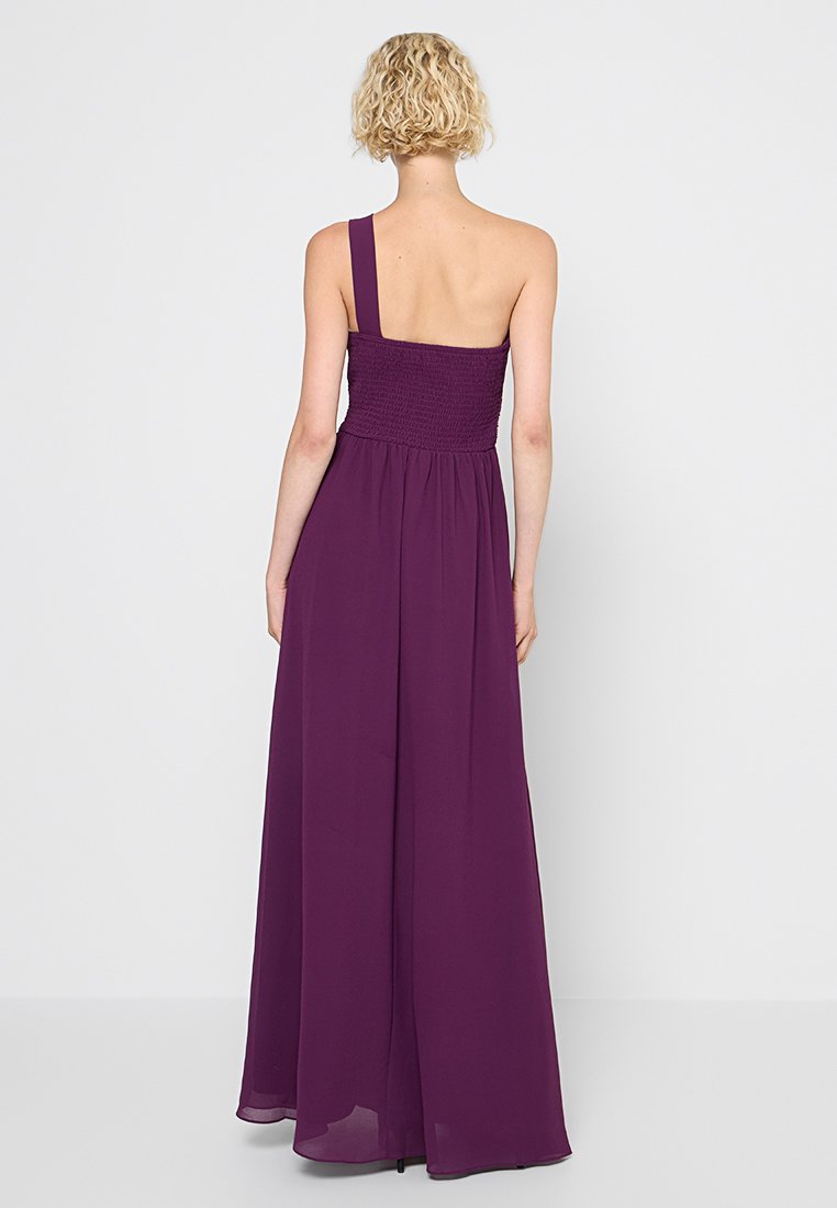 Langes Abendkleid mit einem Schulterträger in tiefem Lila, ausgestattet mit einem gerafften Oberteil und einem fließenden Rock aus leichtem Stoff.