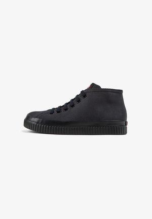 Sneaker alte nere con tessuto testurizzato, suola in gomma e punta rotonda. Presentano un design con lacci e un sottile accento del marchio di lato.