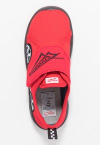 Rode kinderschoen met een klittenbandsluiting, zwarte zool, grijze binnenkant en een bedrukt ontwerp van een schedel met raceaccenten.