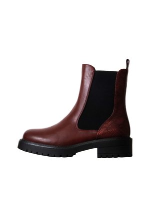 Bottine Chelsea en cuir marron avec panneau latéral élastique noir et talon texturé, semelle épaisse noire avec crampons profonds et languette à l'arrière.