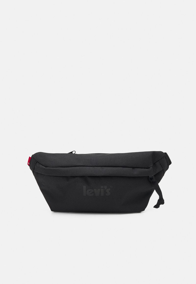 Riñonera de lienzo negra con cierre de cremallera, que presenta un gran logo en relieve de "Levi's" y una correa ajustable. Textura suave, diseño elegante.