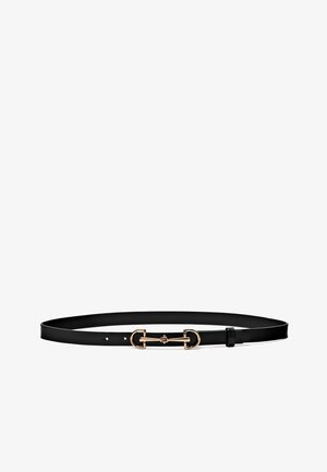 Cintura in pelle nera con design sottile; presenta una fibbia in metallo dorato con un'accattivante accentuazione a loop e punti regolabili per la chiusura.