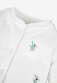 Weißer Baumwoll-Einteiler mit grauem Koala- und grüner Blattstickerei, mit Druckknopfverschluss entlang der Kante und einer weichen Textur.