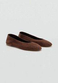 Bruine nubuck balletflats met een ronde neus, lage profiel en een gladde textuur. Minimalistisch ontwerp, geen zichtbare hardware of versieringen.