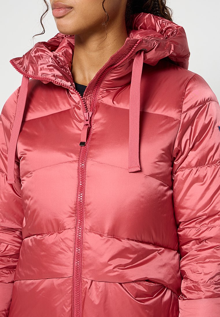 Różowa ocieplana kurtka z wysokim kołnierzem i regulowanym kapturem ze sznurkiem, z pełnym zamkiem błyskawicznym i bocznymi kieszeniami. Błyszcząca tekstura.