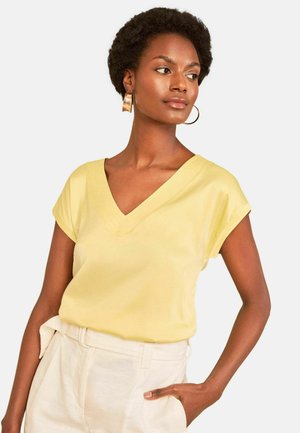 Love & Roses, REGULAR FIT - V-NECK SATIN FRONT JERSEY T-SHIRT . - T-Shirt basic - butter yellow