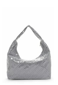 Bolso de hombro acolchado gris con un acabado brillante y lustroso. Presenta una correa ancha y una forma curva, con un cierre de cremallera.