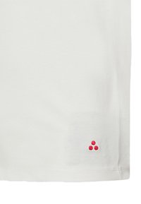 T-shirt bianca in cotone con un piccolo design triangolare ricamato di colore rosso nell'angolo in basso a sinistra e una texture morbida e liscia.