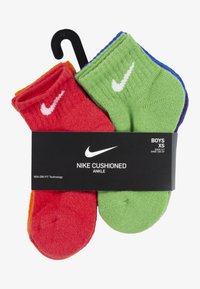 Két pár Nike párnázott bokazokni: az egyik piros narancssárga kiegészítővel, a másik zöld kék kiegészítővel. A Dri-FIT technológia feltüntetve.