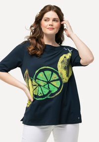 Ulla Popken FRUIT SHORT SLEEVE BOAT NECK GRAPHIC  - Camiseta estampada - navy blue