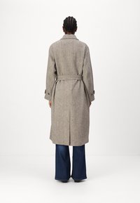 Tommy Hilfiger WOOL HERRINGBONE BELTED - Klasický kabát - taupe