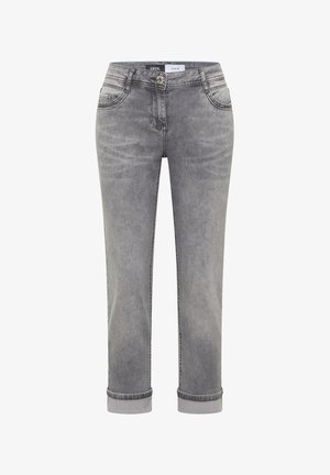 Jeans de mezclilla gris con puños enrollados, cierre frontal de botones y cremallera, y bolsillos delanteros, etiquetados como "Cecil Denim".