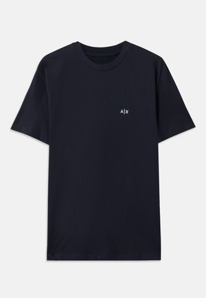 T-shirt en coton bleu marine à manches courtes et col rond. Présente un petit logo blanc "A|X" sur le côté gauche de la poitrine.