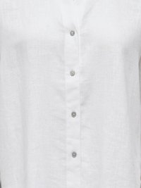 Biała lniana koszula z czterema szarymi guzikami na środku przodu, ukazująca teksturę i lekkość tkaniny.