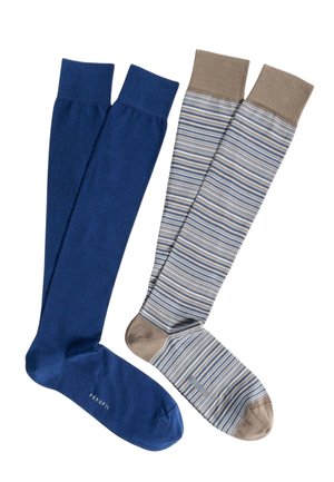 Due paia di calzini al ginocchio, uno blu solido e l'altro beige con strisce blu, grigie e bianche.
