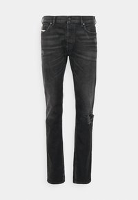 Jeans de mezclilla negros con corte recto, que presentan un patrón desgastado y un ligero efecto de arrugas. Diseño de cinco bolsillos con herrajes metálicos.