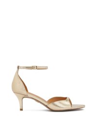 Sandales à talons hauts en métal doré avec un design à bout ouvert, une tige texturée, une sangle de cheville réglable et un talon fin.