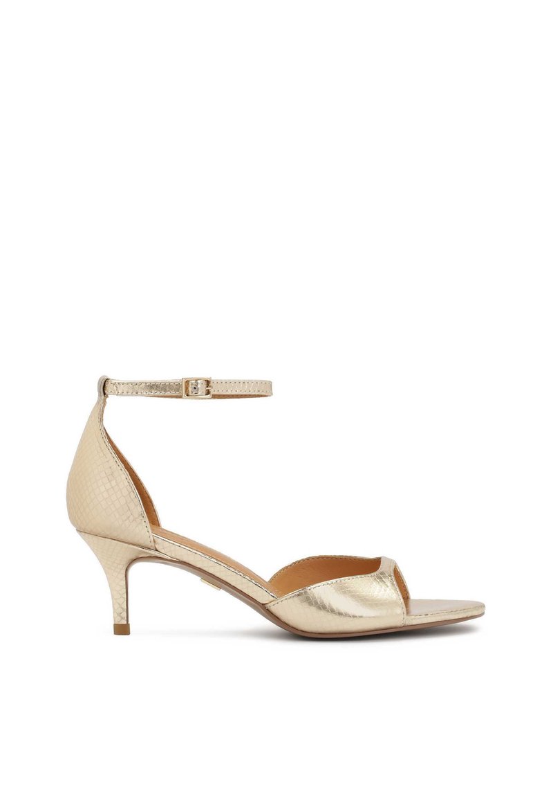 Sandales à talons hauts en métal doré avec un design à bout ouvert, une tige texturée, une sangle de cheville réglable et un talon fin.