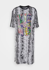 Vestido de malla en blanco y negro con mangas cortas, con un gráfico colorido "LOVE UNITES" en el centro y un patrón audaz en toda la prenda.