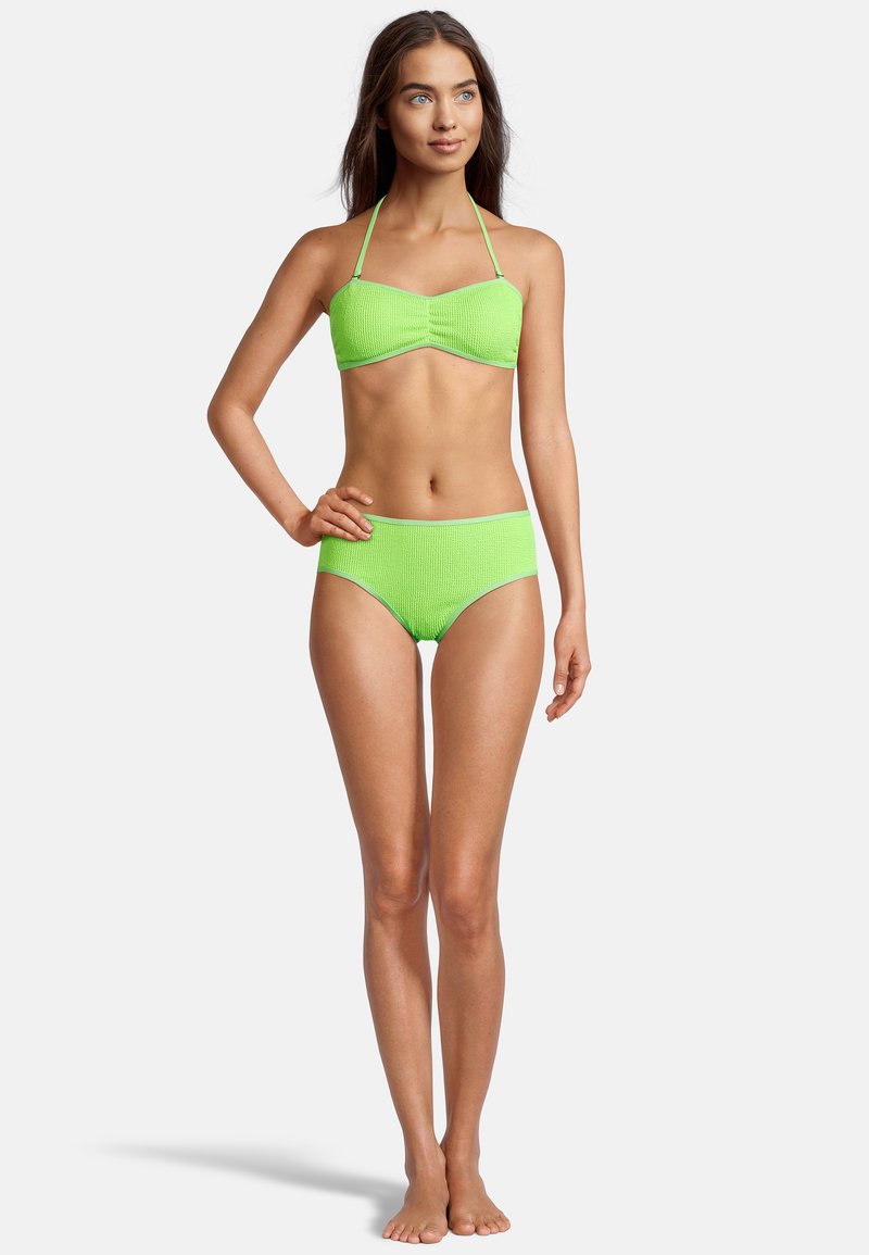 Ensemble bikini vert néon avec un design texturé côtelé. Le haut est style bandeau avec des bretelles fines ; le bas présente une coupe taille haute.