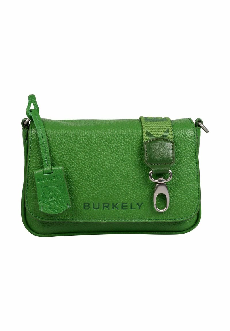 Grüne Leder-Crossbody-Tasche mit genoppter Textur, ausgestattet mit einem abnehmbaren Tragegurt, silbernen Beschlägen und geprägtem Logo-Detail.