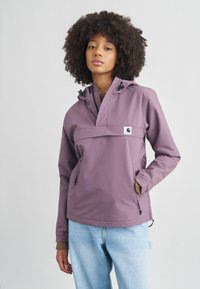 Ljuslila huva anorakjacka med kvartsdels dragkedja framtill, elastiska muddar, framficka och logotypmärke. Bärs över avslappnade jeans.