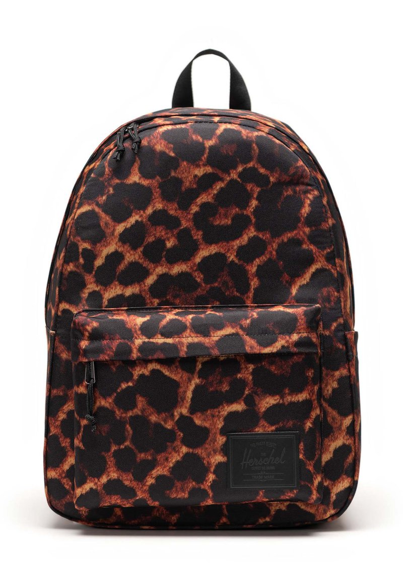Mochila de estampado de leopardo negro y marrón con un asa en la parte superior, bolsillo frontal con cremallera y una tela texturizada. Presenta un parche de logo en el frente.