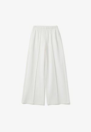 Pantalones blancos de pierna ancha con cinturilla elástica, hechos de tela ligera, con una textura suave y sin patrones o detalles visibles.