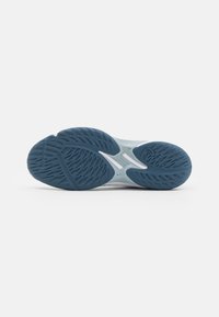Idrettssko såle i blå og grå gummi med teksturert mønster. Har en sentral støtteplate og er ikke-merker design.
