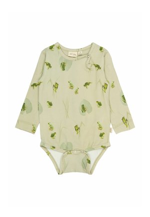 Langærmet babybodystocking i lysegrøn stof med et mønster af frøer og nymphea; knaplukning ved skulderen og bunden for nem påklædning.