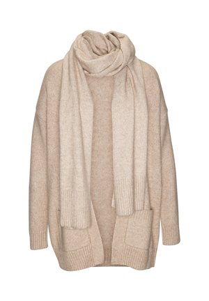Beige Wollcardigan mit offener Vorderseite, langen Ärmeln, tiefen Taschen und einem passenden Schal. Er hat eine weiche Textur und gerippte Akzente.