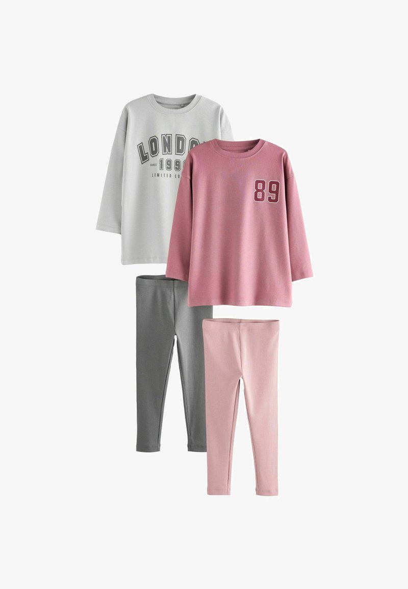Zwei Langarmshirts in Hellgrau mit Druck und Pink mit Nummer, kombiniert mit grauen und pinken Leggings, alle aus einem weichen Baumwollmix.