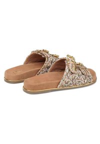 Sandali con perline in suede rosa, caratterizzati da conchiglie decorative e hardware dorato. Soletta imbottita con una leggera texture e suola piatta.