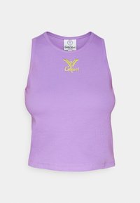 Lilla, kort tanktopp laget av elastisk stoff; har rund hals og gult brodert logo med vingedesign på brystet.