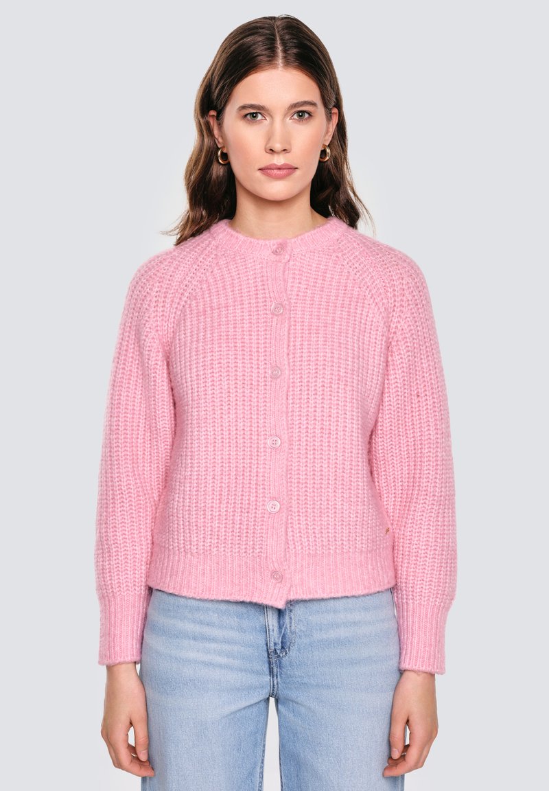 Růžový pletený svetr s kulatým výstřihem, zapínáním na knoflíky a žebrovanými manžetami. Měkká textura s krátkým střihem a jemným vzorem.