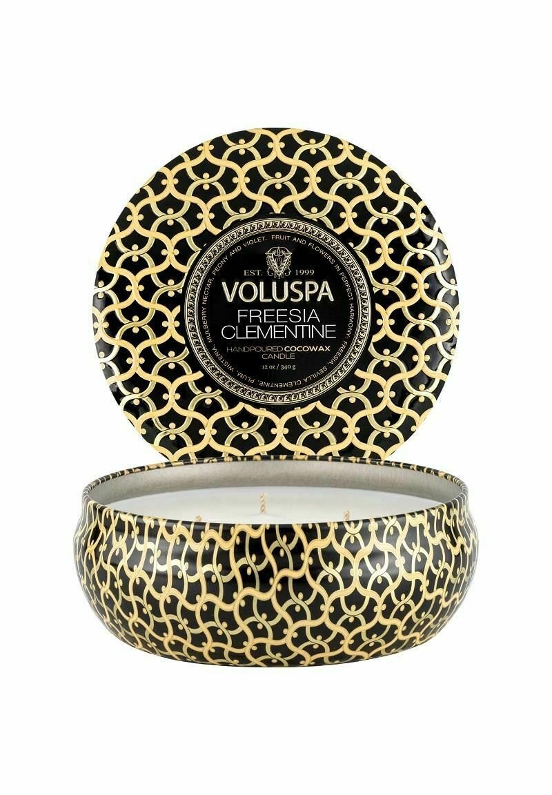 Voluspa - VOLUSPA 3-WICK CANDLE DECORATIVE TIN FREESIA CLEMENTINE 340G - Doftljus - black, Förstora