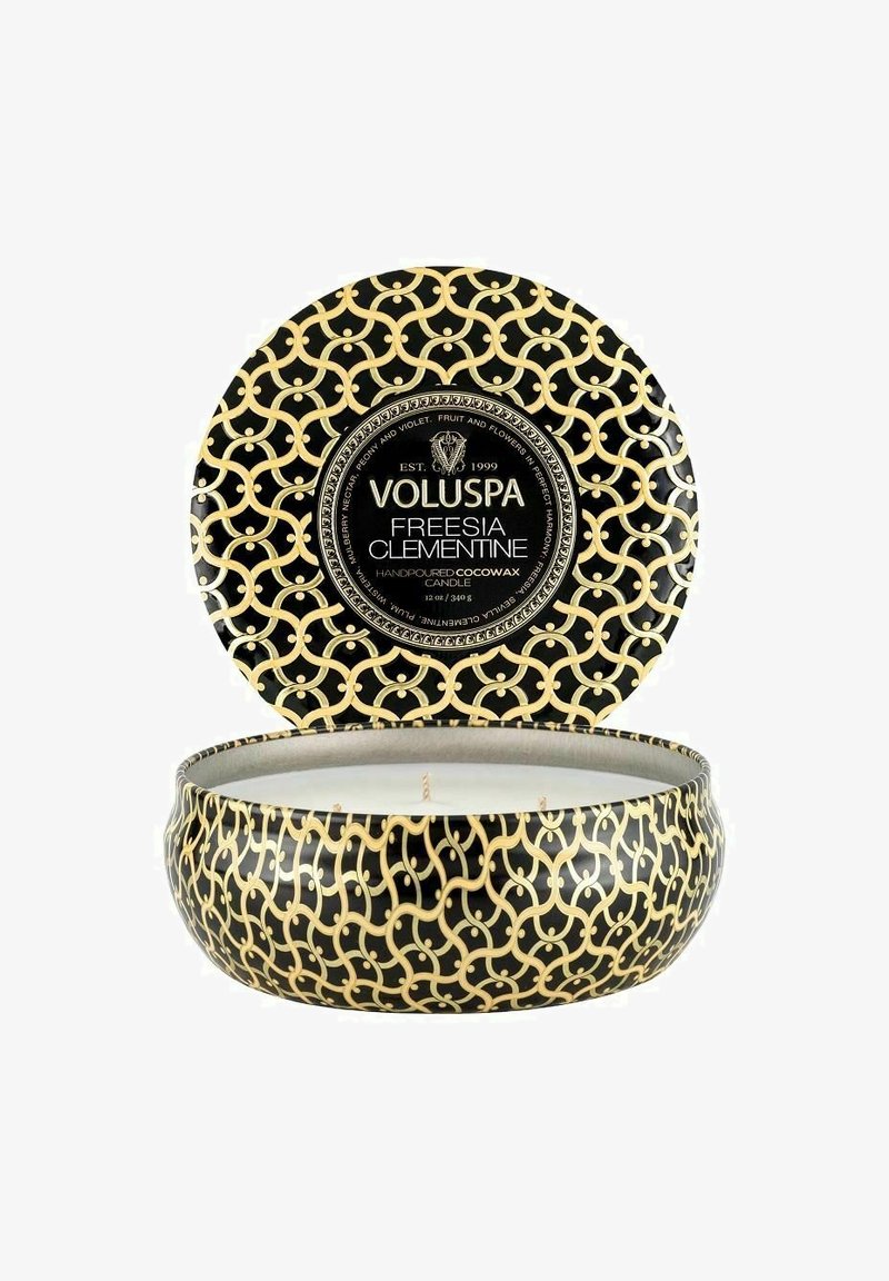 Voluspa - VOLUSPA 3-WICK CANDLE DECORATIVE TIN FREESIA CLEMENTINE 340G - Doftljus - black, Förstora