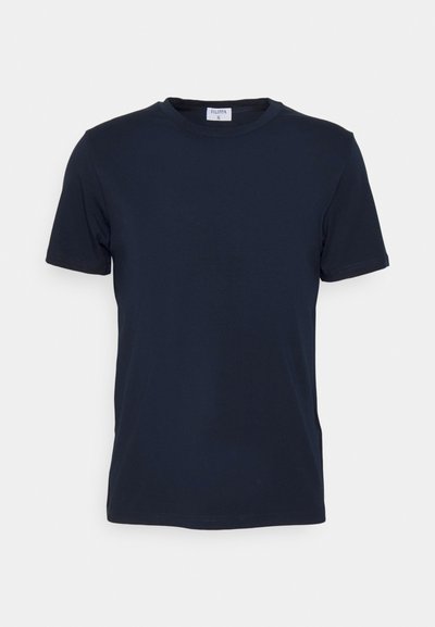 Merinäytti sininen crew-neck t-paita, joka on valmistettu pehmeästä kankaasta. Lyhyet hihat ja klassinen istuvuus, jossa on etiketti kauluksessa. Sujuva rakenne, minimaalinen muotoilu.