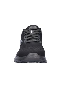 Zwarte sportieve schoenen van ademend mesh-stof, met een vetersluiting, een gevoerde zool en een subtiele logodetail aan de zijkant.