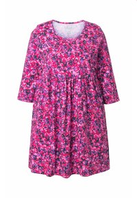 Sukienka w kwiatowy wzór w odcieniach różu i fioletu, z okrągłym dekoltem, rękawami do łokcia oraz talią zebrana w fałdy, zapewniająca luźne dopasowanie.