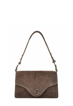 Braune Velourleder-Handtasche mit geschwungenem Klappdeckel und dekorativem "C" Logo, mit verstellbarem Schulterriemen mit Schnallendetails.