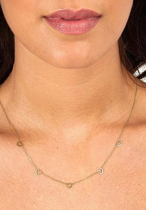 Goldene Kettenhalskette mit fünf kleinen Herzanhängern, die gleichmäßig verteilt sind. Die Herzen sind durchbrochen und verleihen dem Design eine zarte Note.