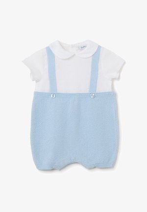 Romper de punto azul claro con camiseta de manga corta blanca texturizada, que presenta un collar tipo Peter Pan y detalles de botones en las tirantes de los hombros.