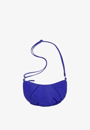 Piccola borsa a tracolla blu a forma di mezzaluna con una lunga tracolla regolabile e una chiusura superiore con cerniera.