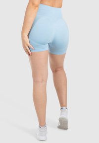 Shorts sportivi azzurro chiaro a vita alta con una texture liscia e una cintura a coste, caratterizzati da un design aderente e dettagli di cucitura minimi.